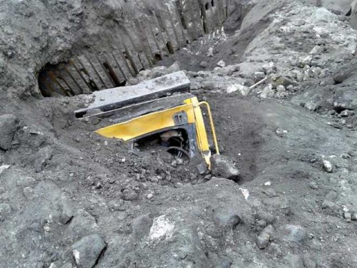 GODDA, DEC 30 (UNI):-The site after a coal mine collapsed near Lalmatia, Godda, about 400 kms northeast of Ranchi district in Jharkhand on Friday. Atleast seven workers died and more than 30 were feared trapped after a coal mine collapsed. UNI PHOTO-44U
