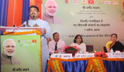 NEW DELHI, APR 7 (UNI):- Minister of State for Petroleum and Natural Gas (I/C) Dharmendra Pradhan addressing the dedication ceremony of the CNG stations, in New Delhi on Thursday. UNI PHOTO-16U