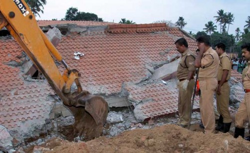 kollam-temple-police-inspect-rubble-afp_650x400_61460280581