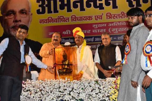 PATNA, JUL 23 (UNI)- Jharkhand Chief Minister Raghubar Das being presented with a memnto during felicitation function of newly elected panchayat delegates in Patna on Saturday. UNI PHOTO-55U