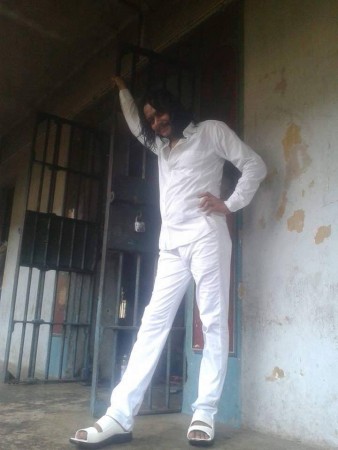 जैले के अंदर बैरेक के पास टुल्लू सिंह की फोटो, जेल की गोपनीयता को धता बता रही है