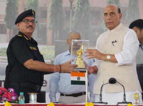 NEW DELHI, AUG 23 (UNI):- Union Home Minister, Rajnath Singh being presented a memento at the inauguration of the newly constructed Composite building of 52 SAG, NSG, at Samalkha, in New Delhi on Tuesday. UNI PHOTO - 124U