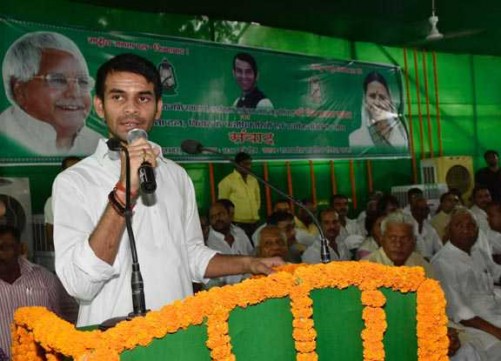 PATNA, SEP 29 (UNI):- Bihar Health Minister Tej Pratap speaking at an interactive programme with RJD workers, in Patna on Thursday. UNI PHOTO-47U