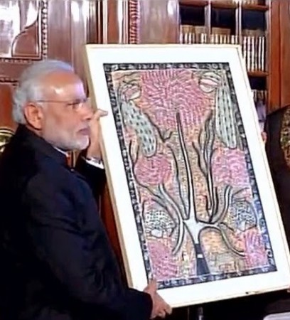 बौआ देवी की पेंटिग के साथ पीएम