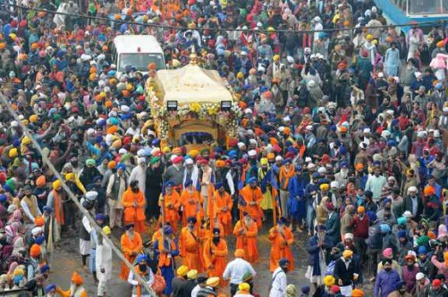 PATNA, JAN 4 (UNI):- Sikhs participating in a Nagar Kirtan (Procession) to celebrate 350th birth anniversary of Guru Gobind Singh in Patna on Wednesday.. UNI PHOTO-86U