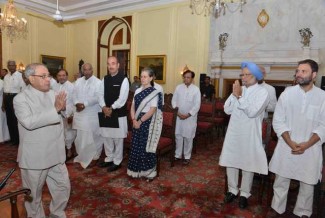NEW DELHI, APR 12 (UNI):- Leaders of Opposition parties comprising Sonia Gandhi, Manmohan Singh of Congress, D Raja of CPI, Sitaram Yachuri of CPI(M) Satish Chandra Mishra of BSP, Kalyan Banerjee of TMC and leaders from DMK and other like minded parties meeting President Pranab Mukherjee at Rashtrapati Bhavan on the EVM issue, in New Delhi on Wednesday. UNI PHOTO-81U
