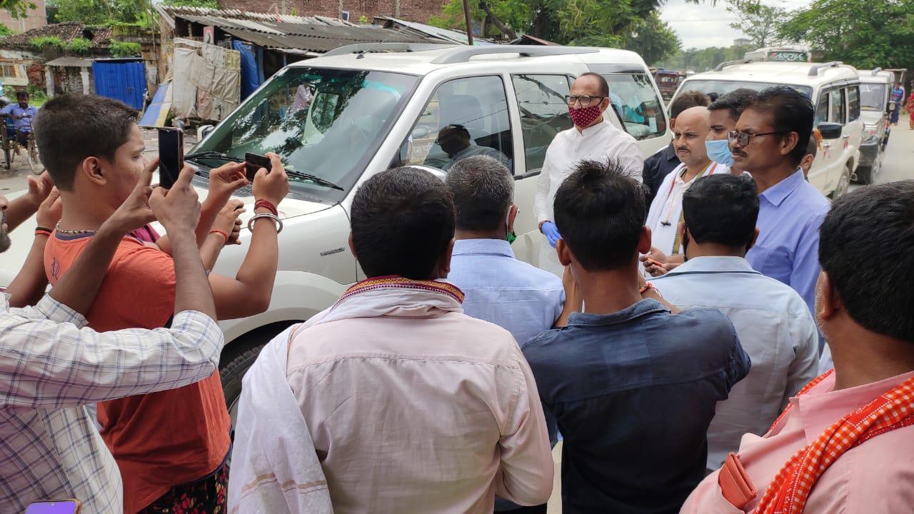 कांग्रेस के सदस्य-कार्यसमिति सह संगठन प्रभारी ब्रजेश कुमार पांडेय के भ्रमण कार्यक्रम के दौरान अजय प्रकाश पाठक ऑर मंजुबाला पाठक के सैकड़ों महिला ऑर पुरुष समर्थकों ने मिश्रौली, सनीचरी, लौरिया ऑर बगहा में फुल माला से जोरदार स्वागत किया।