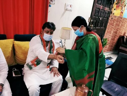 वार्ड पार्षद माला सिन्हा ने बांधी कांग्रेस नेता शाकिर अली की कलाई में राखी