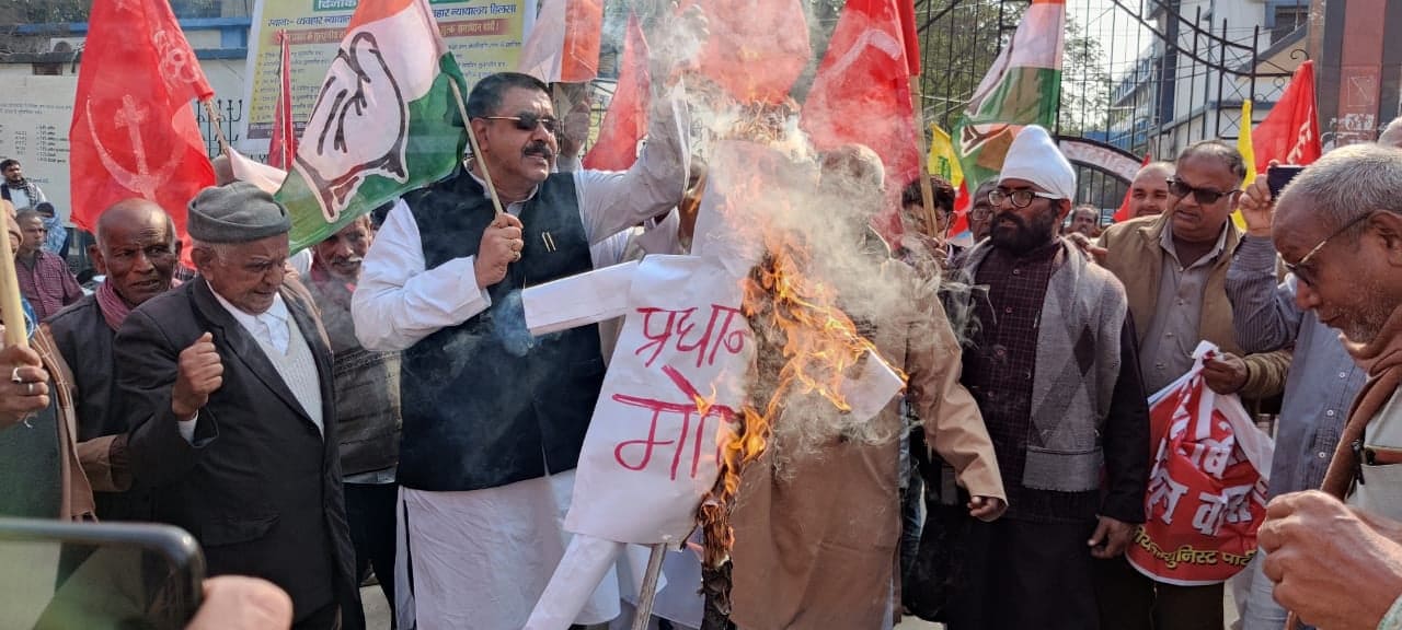 कृषि कानून के खिलाफ बिहार में आंदोलन, मोदी का फूका पुतला